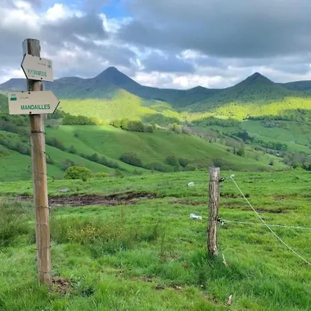Dom wakacyjny La Maison A La Campagne Mandailles-Saint-Julien